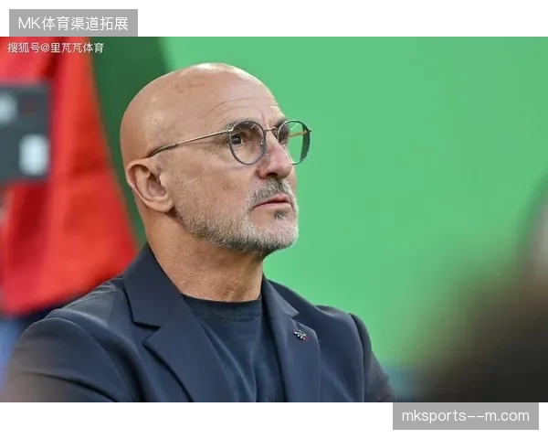 德拉富恩特或在久攻不下时同时派遣两名边锋，最大化边路爆破的战术收益